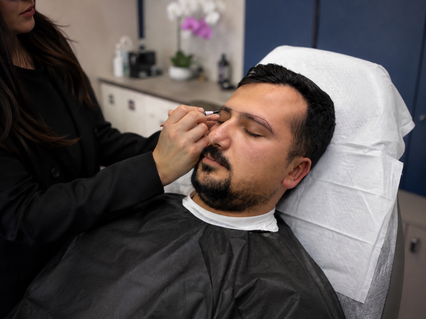 Eingezeichnete Augenbrauenform vor einer Augenbrauentransplantation bei Vital of Hair